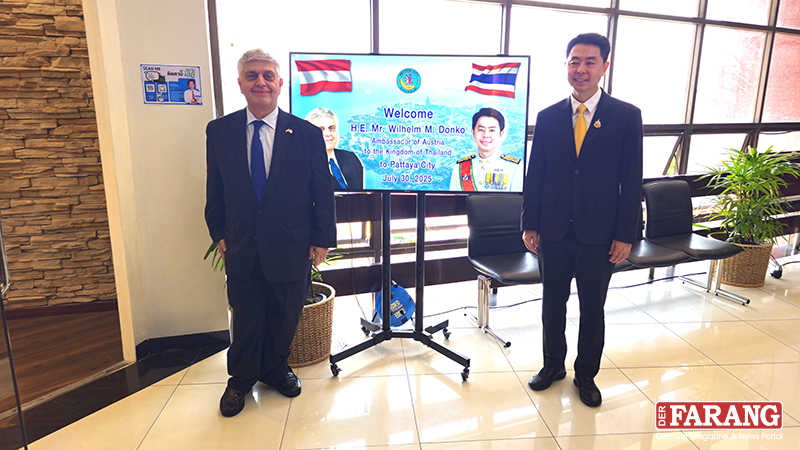 Österreichs Botschafter Wilhelm Donko und Pattayas Bürgermeister Poramet Ngampichet vor der Begrüßungstafel im Rathaus Pattaya. Foto: Jahner