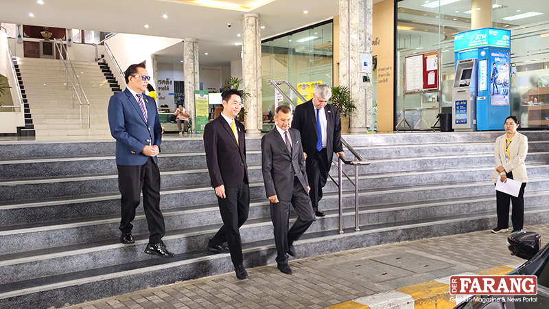Nach dem offiziellen Besuch verabschieden sich die Delegationen vor dem Rathaus von Pattaya City. Foto: Jahner