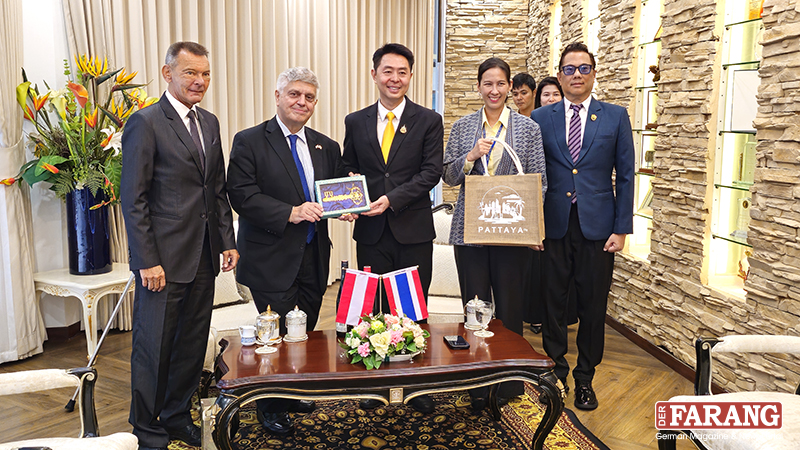 Als Zeichen der Freundschaft überreicht Bürgermeister Poramet Ngampichet Botschafter Wilhelm Donko den goldenen Schlüssel der Stadt Pattaya. Foto: Jahner