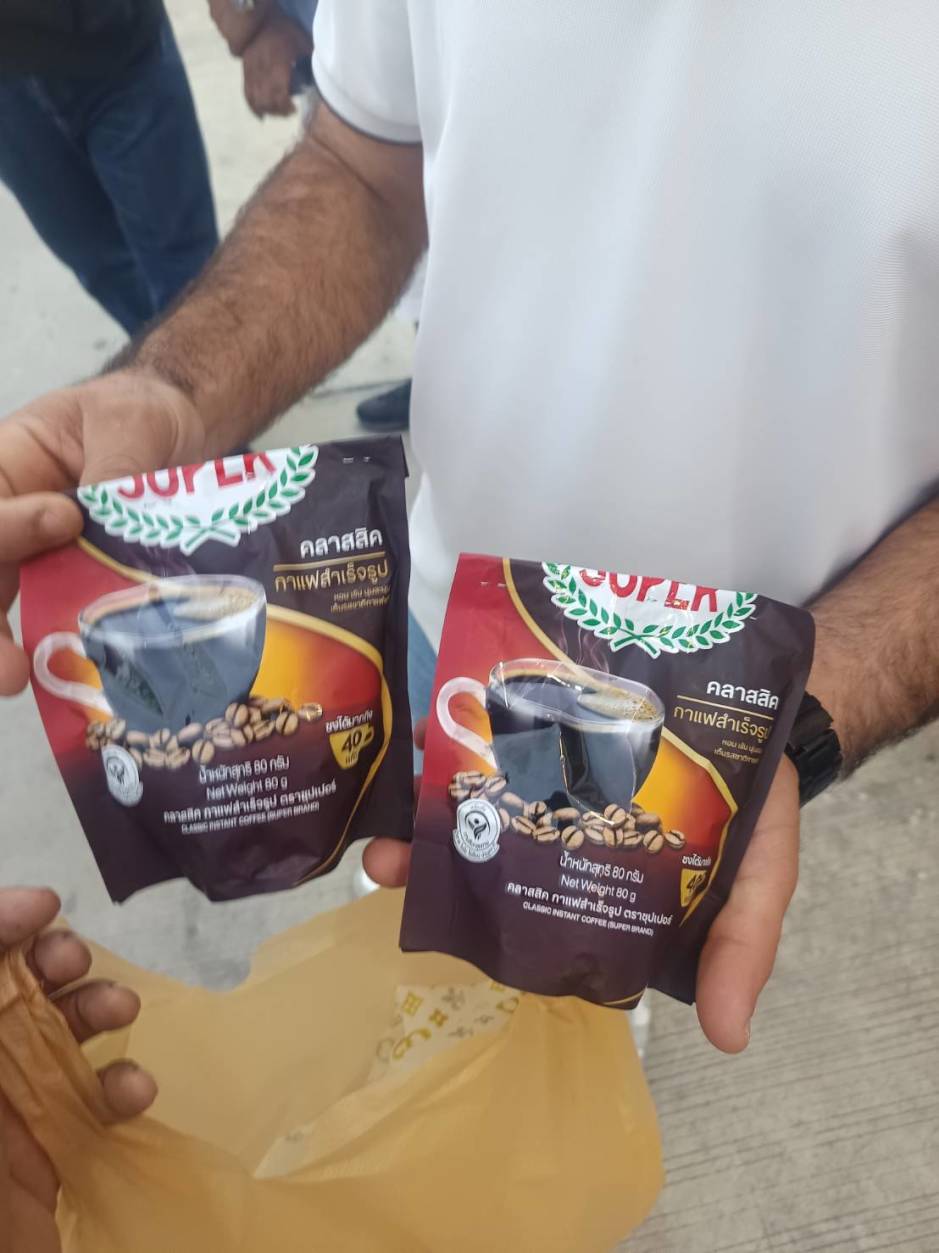 Die beiden Australier zeigen die erworbenen Packungen Kräuterkaffee, für die sie fast 15.000 Baht bezahlt haben. Bild: TMN.TV