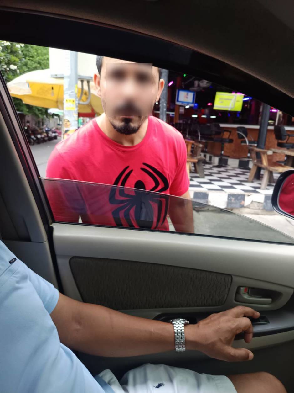 Einer der mutmaßlichen Verkäufer spricht die Touristen auf der Straße an. Bild: TMN.TV