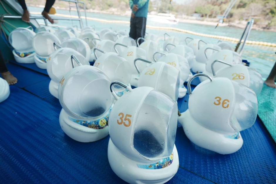 Sea-Walker-Helme liegen nummeriert und einsatzbereit an Bord eines Ausflugsbootes vor Koh Larn. Bild: PR Pattaya