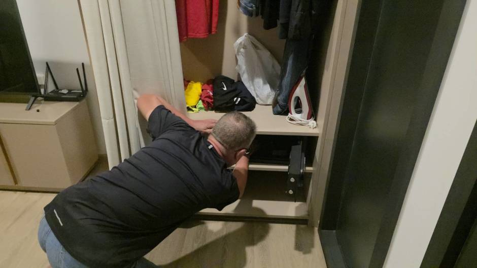 Der Geschädigte zeigt den geöffneten Hotelsafe, aus dem nach eigenen Angaben Bargeld entwendet wurde. Bild: TMN.TV