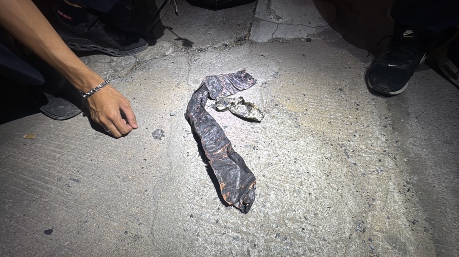 Die Überreste der explodierten Powerbank wurden nach dem Vorfall auf der Fahrbahn sichergestellt. Bild: TMN.TV