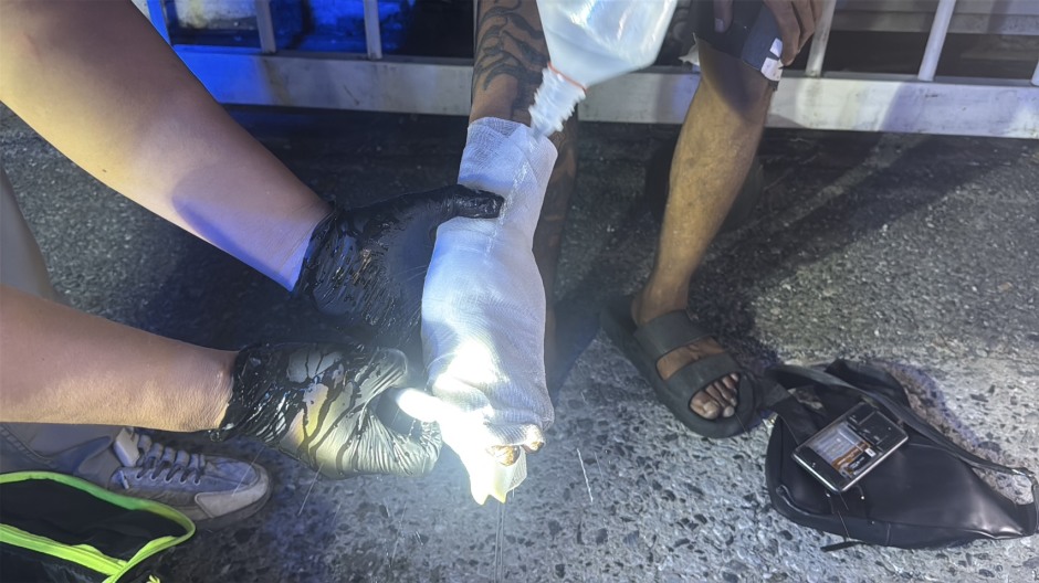 Sanitäter versorgen den verletzten Fahrgast und weitere Beteiligte nach der nächtlichen Explosion der Powerbank. Bild: TMN.TV