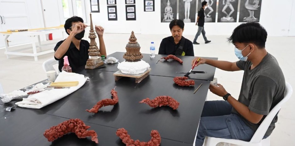 Kunsthandwerker fertigen Modelle und Verzierungen für die aufwendige Gestaltung der Zeremonienstätte an. Bild: Bangkok Metropolitan Administration (BMA)