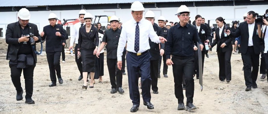 Premierminister Anutin Charnvirakul verschafft sich bei einem Rundgang einen Überblick über den Baufortschritt. Bild: Bangkok Metropolitan Administration (BMA)