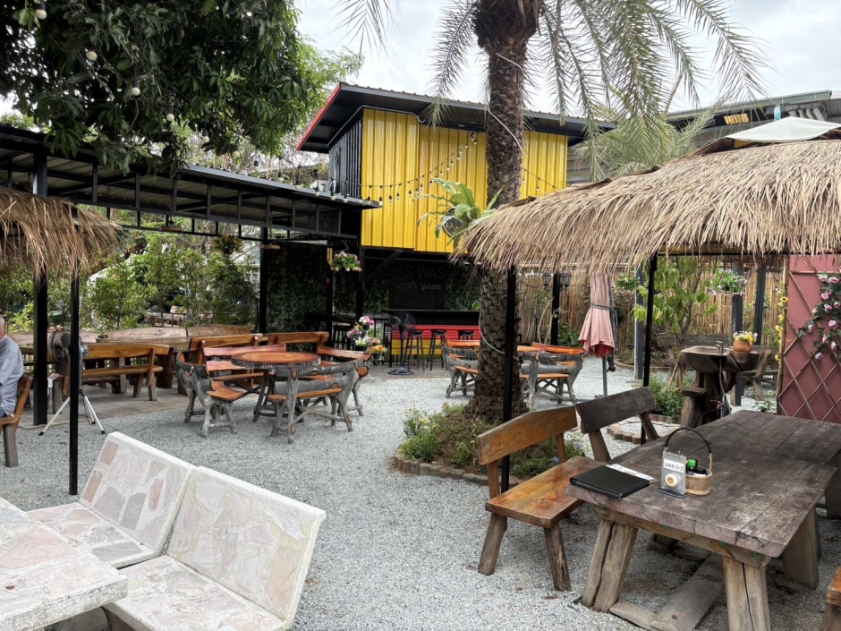 Gemütlicher Biergarten im ISS WAS Restaurant in Jomtien mit schattigen Sitzplätzen und Außenbereich. Bild: ISS WAS Restaurant