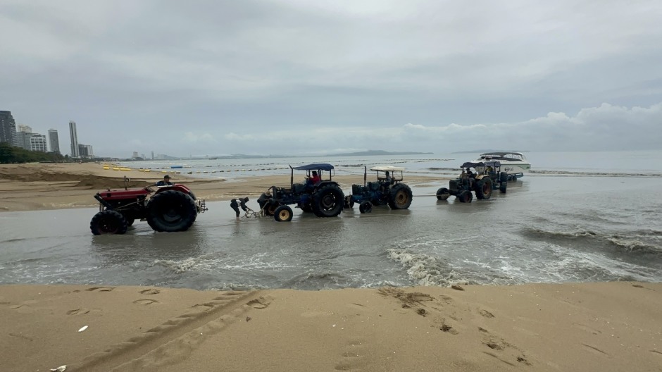 Fünf Traktoren mussten gemeinsam eingesetzt werden, um ein Schnellboot über den ausgespülten Strand an Land zu ziehen. Bild: TMN.TV