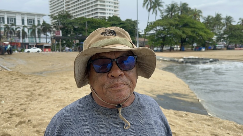 Ein Betreiber von Ausflugsbooten schildert die Auswirkungen der Erosion auf den täglichen Betrieb am Jomtien Beach. Bild: TMN.TV