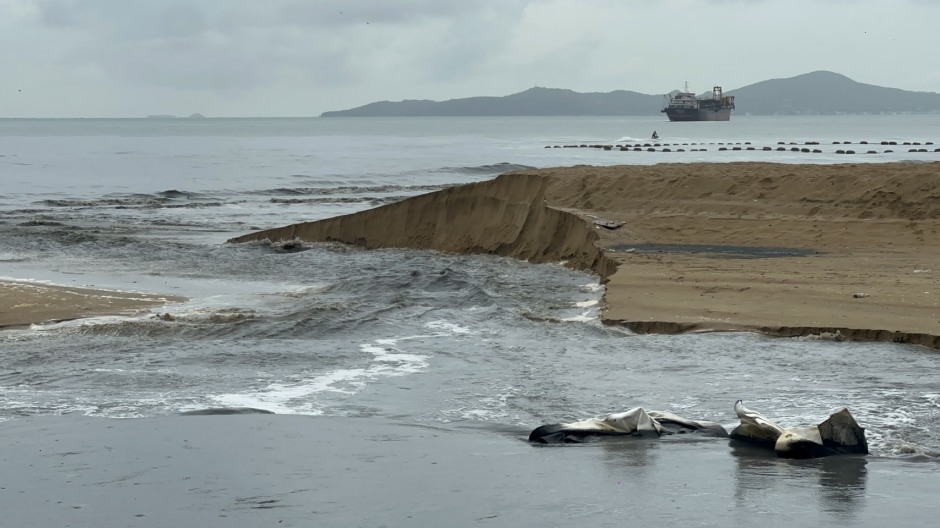 Durch die Erosion entstanden großflächige Ausspülungen, die den Zugang zum Wasser erheblich erschweren. Bild: TMN.TV