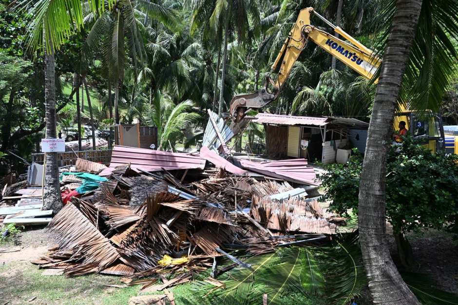 Nach dem Abriss bleiben von den illegal errichteten Gebäuden am Nui Beach nur Trümmer zurück. Bild: Department of National Parks, Wildlife and Plant Conservation (DNP)