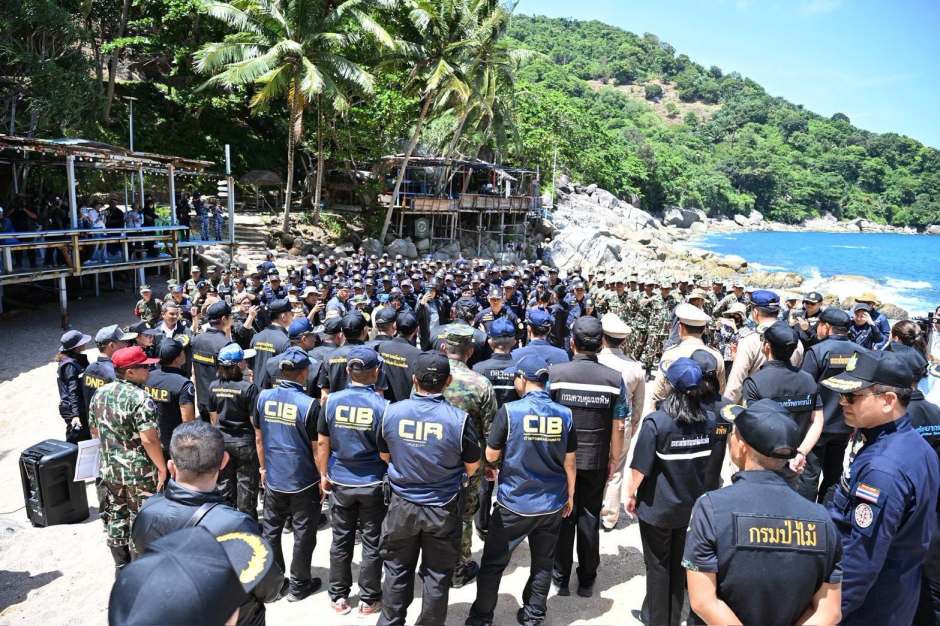 Mehr als 400 Einsatzkräfte von Polizei, Forst- und Naturschutzbehörden beteiligten sich an der Rückgewinnung des Nui Beach. Bild: Department of National Parks, Wildlife and Plant Conservation (DNP)