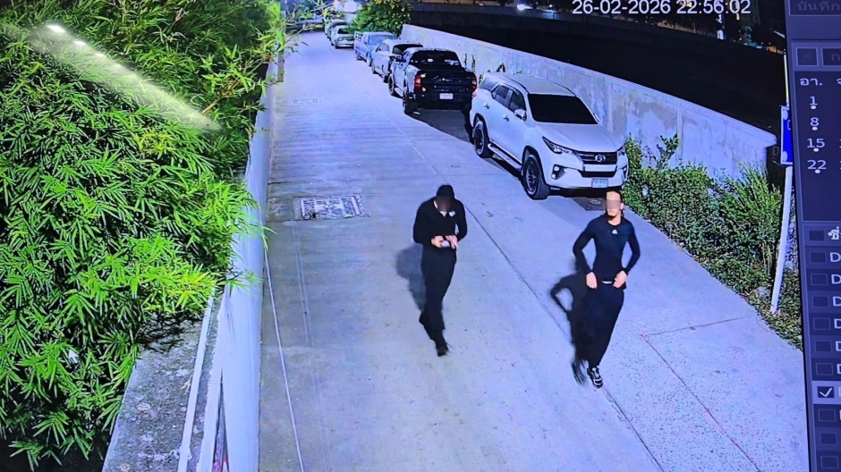 Zwei mutmaßliche Täter sind auf einer Überwachungskamera kurz vor der Tat zu sehen. Bild: TMN.TV