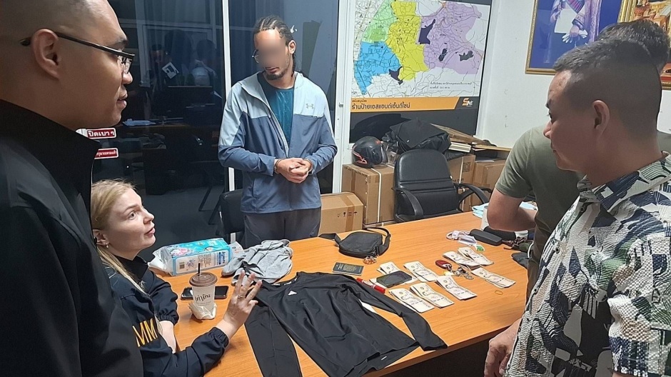 Ermittler dokumentieren die beschlagnahmte Tatkleidung sowie sichergestelltes Bargeld im Beisein eines Tatverdächtigen. Bild: TMN.TV