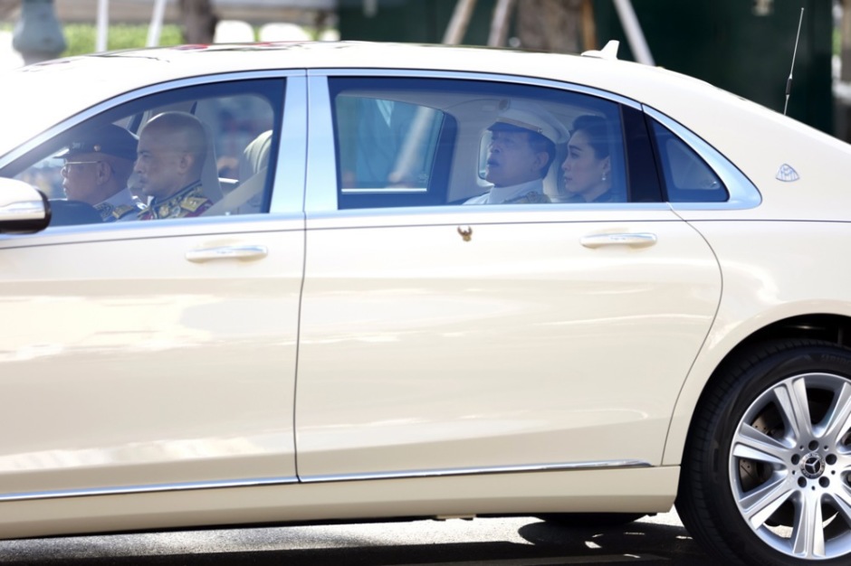 König Maha Vajiralongkorn und Königin Suthida führen den Trauerzug zur Überführung der sterblichen Überreste von Prinzessin Bajrakitiyabha an. Foto: epa/Rungroj Yongrit
