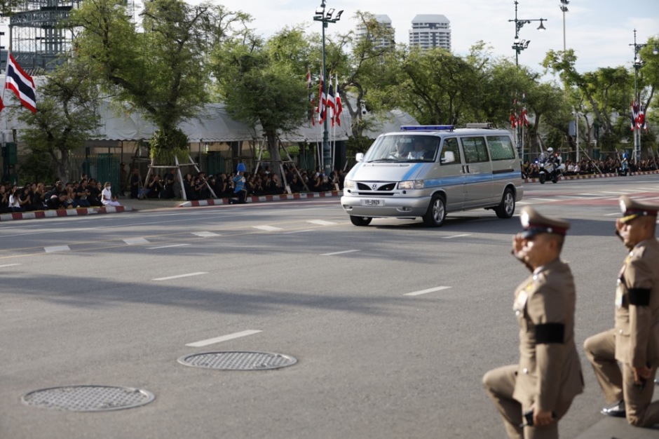 Der als „James Bond“ bekannte Volkswagen Caravelle T4 transportiert die sterblichen Überreste der Prinzessin durch Bangkok. Foto: epa/Rungroj Yongrit