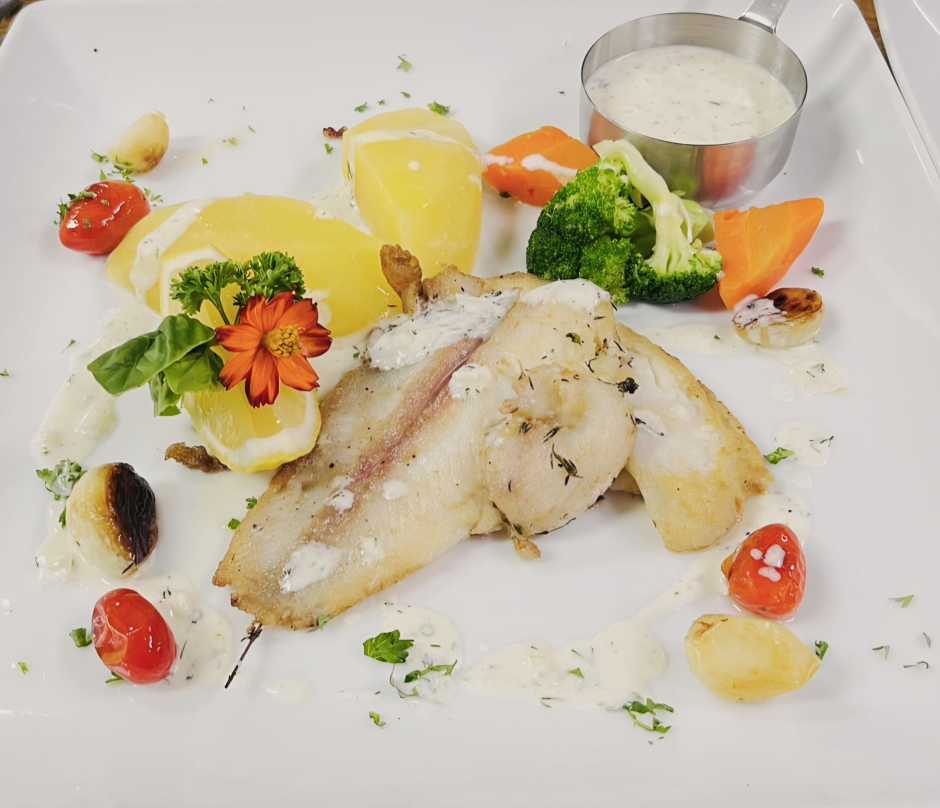 Das Pangasiusfilet wird mit einer Dill-Weißwein-Rahmsauce, Salzkartoffeln und Buttergemüse serviert und ist Teil der aktuellen Wochenkarte im Jaybee'Swiss in Ost-Pattaya.