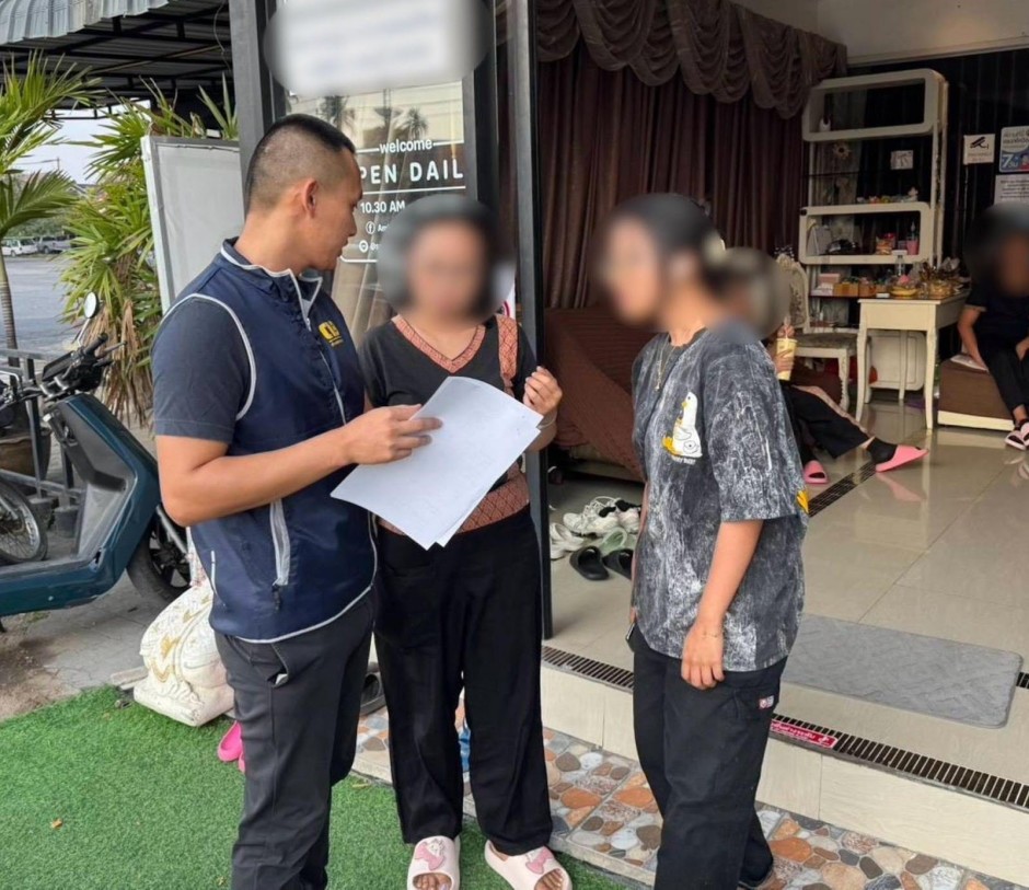 Festnahme einer thailändischen Verdächtigen vor einem Massagesalon im Bezirk Sattahip im Zuge der Ermittlungen. Bild: Central Investigation Bureau (CIB)