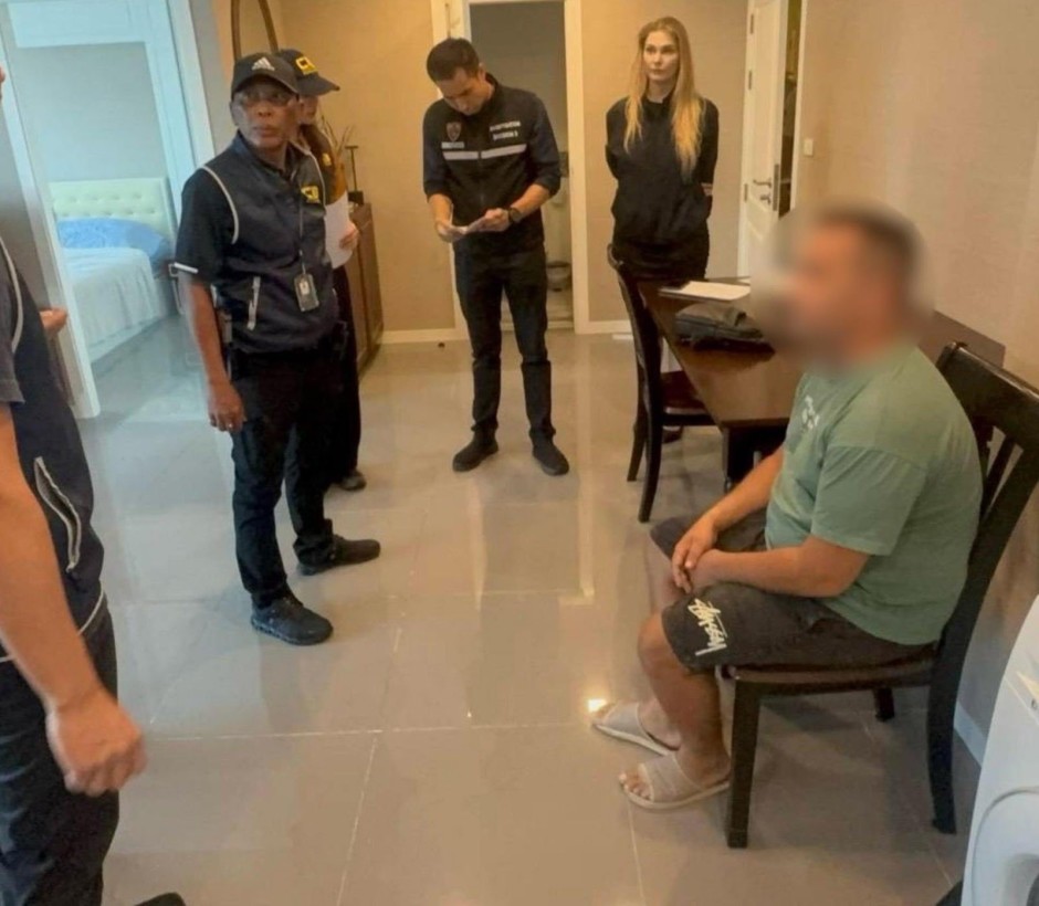 Der beschuldigte russische Staatsbürger während des Polizeieinsatzes in einem Condominium im Bezirk Bang Lamung. Bild: Central Investigation Bureau (CIB)