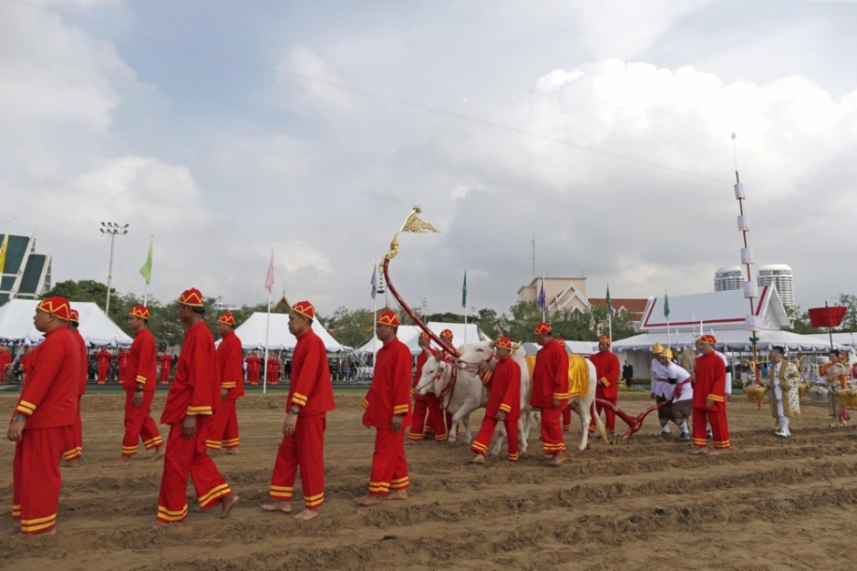 Seit der Regierungszeit von König Mongkut (Rama IV.) findet auf dem Sanam Luang die Königliche Pflugzeremonie statt, eine brahmanische Fruchtbarkeitsprozession.
