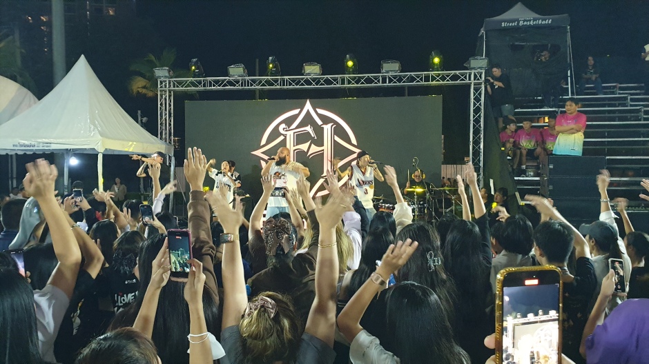 Der Auftritt des thailändischen Rapstars F.Hero zog insbesondere jüngere Besucherschichten an. Die Stimmung war super. Foto: Jahner