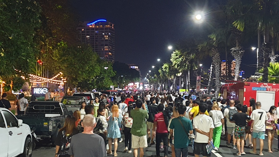 Die ganze Beach Road war gegen 20 Uhr voll mit Besuchern. Auch die Bars und Gastronomiebetriebe an der Strandstraße präsentierten sich rappelvoll.  Foto: Jahner