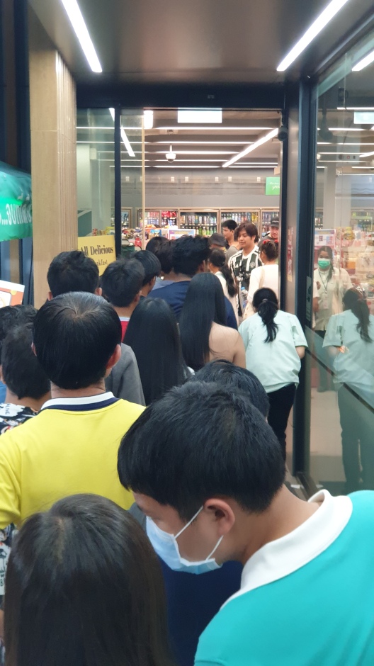 Die 7-Eleven-Filialen an der Beach Road setzten auf ihre bewährte „One Way“-Taktik und leiteten die Besuchermassen durch die Regalreihen. Foto: Jahner