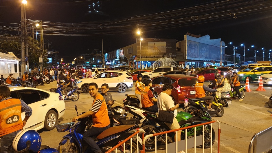 Am Plaloma-Kreisverkehr in Naklua herrschte gewohntes Festival-Verkehrschaos. Autofahrer brauchten starke Nerven, ebenso natürlich alle Festivalgänger auf dem Nachhauseweg. Foto: Jahner