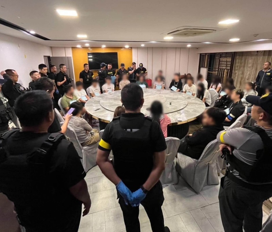 Ermittler treffen im mutmaßlichen Glücksspielbereich des Hotels auf zahlreiche Gäste und Beschäftigte während des Polizeieinsatzes. Bild: Central Investigation Bureau (CIB)