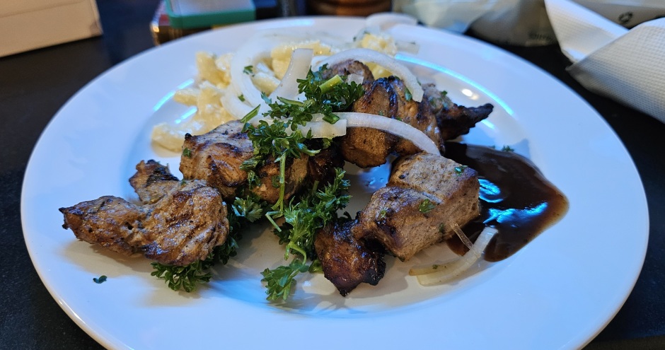 Sehr lecker: Schaschlik mit Hörnlisalat. Foto: Jahner