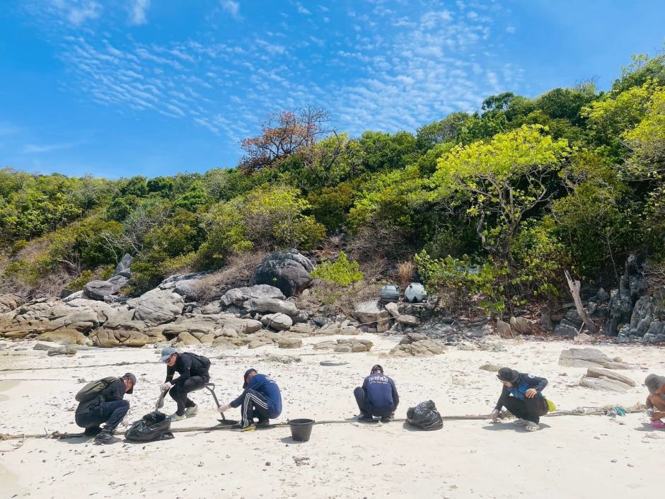 Reinigungsteams sammeln teerartige Rückstände per Hand aus dem Sand, um eine weitere Ausbreitung der Verunreinigung an der Küste von Koh Racha zu verhindern. Bild: Department of Marine and Coastal Resources (DMCR)