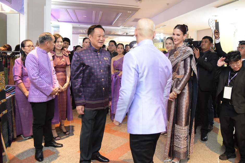 Premierminister Anutin Charnvirakul tauscht sich bei der Eröffnung des Seidenfestivals mit internationalen Gästen und Teilnehmern aus. Bild: NBT World