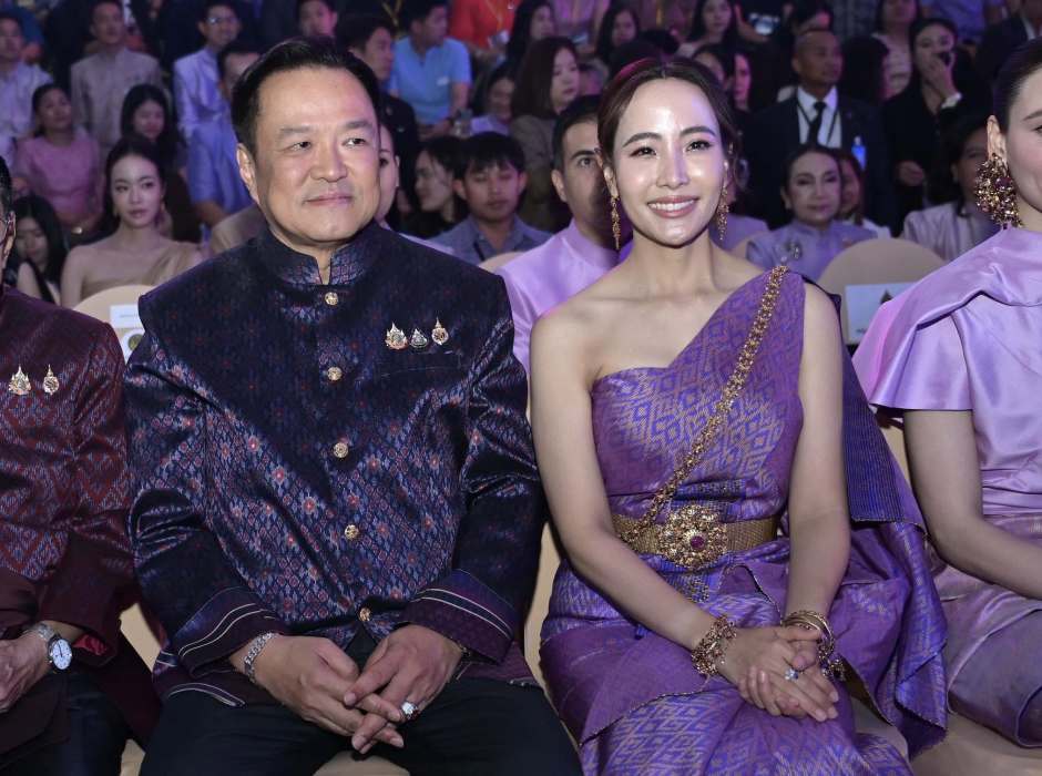 Premierminister Anutin Charnvirakul und seine Gemahlin verfolgen die Eröffnungsveranstaltung des 15. Thailändischen Seidenfestivals in Bangkok. Bild: NBT World