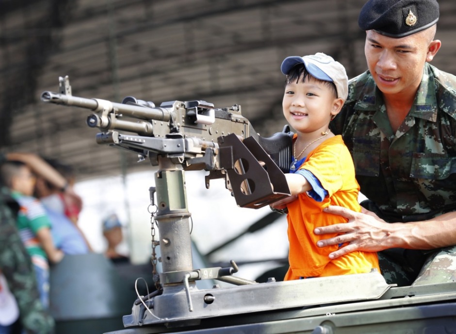 Am nationalen Kindertag am 13. Januar öffnet traditionell die Armee ihre Kasernen und begrüßt den Nachwuchs. Foto: epa/Narong Sangnak