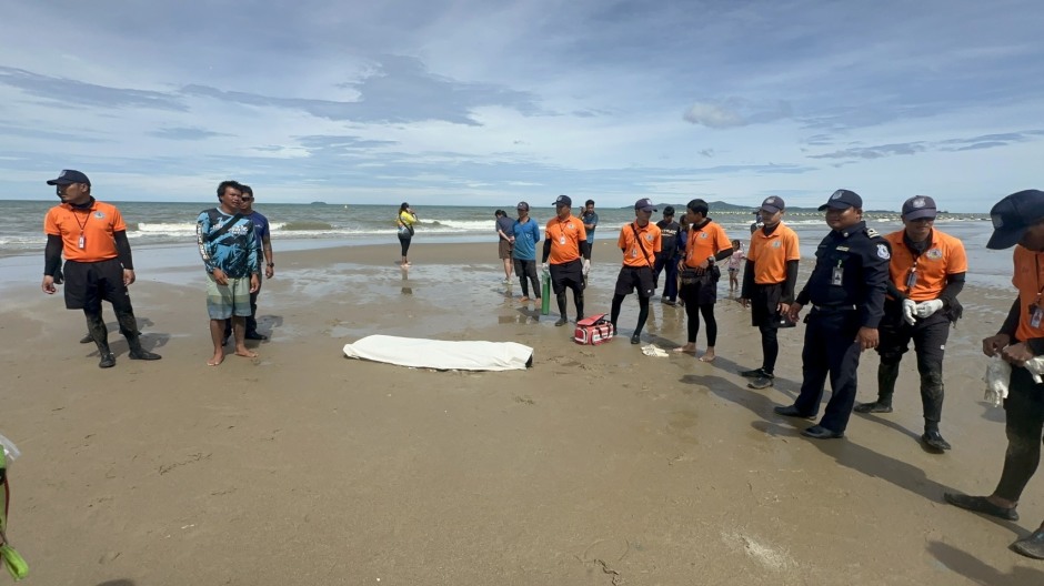 Der Leichnam des 18-Jährigen liegt nach der Bergung am Jomtien Beach unter einem weißen Tuch. Bild: TMN.TV
