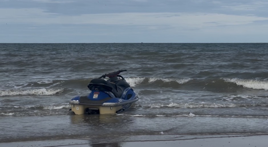 Der führerlos im Wasser treibende Jetski des 18-Jährigen wurde nach dem Unglück an der Küste sichergestellt. Bild: TMN.TV