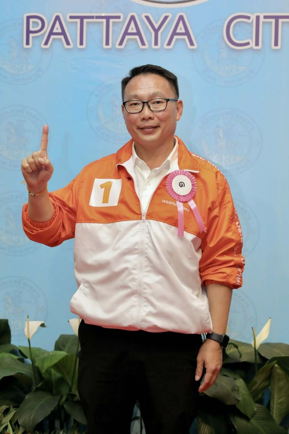 Ittiwat Watanasathorn tritt für die People's Party bei der Bürgermeisterwahl in Pattaya an und wirbt mit seiner Verbundenheit zur arbeitenden Bevölkerung der Stadt. Bild: PR Pattaya