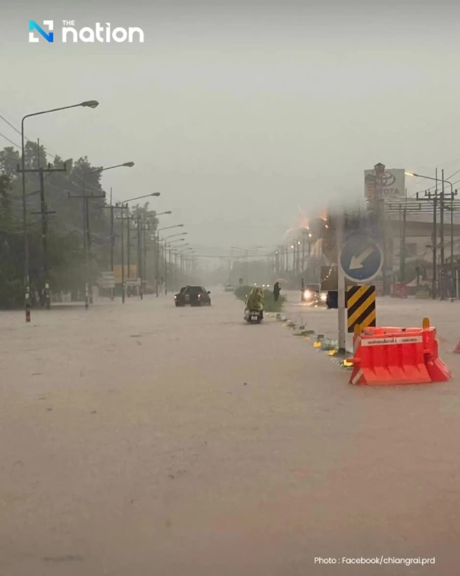  Hauptstraße in Chiang Rai komplett überflutet: Anwohner und Fahrzeuge kämpfen mit den Wassermassen. Foto: The Nation