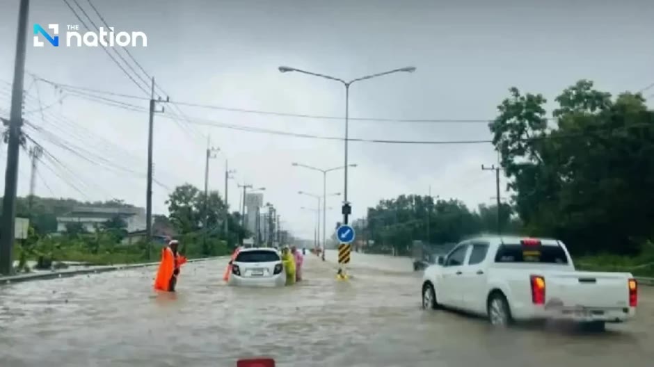  Überflutete Straße in Chiang Rai: Autos stecken fest, Helfer kämpfen gegen Wassermassen nach Wipha. Foto: The Nation