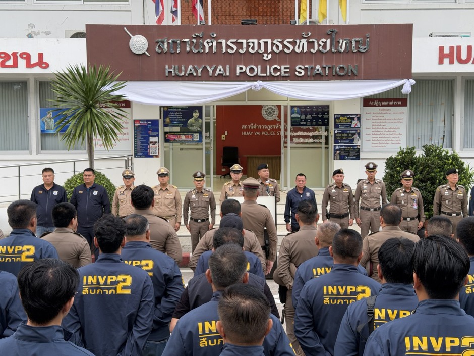 Vor dem Start der Großrazzia erhalten die beteiligten Einsatzkräfte an der Polizeiwache Huai Yai ihre letzten Anweisungen. Bild: TMN.TV