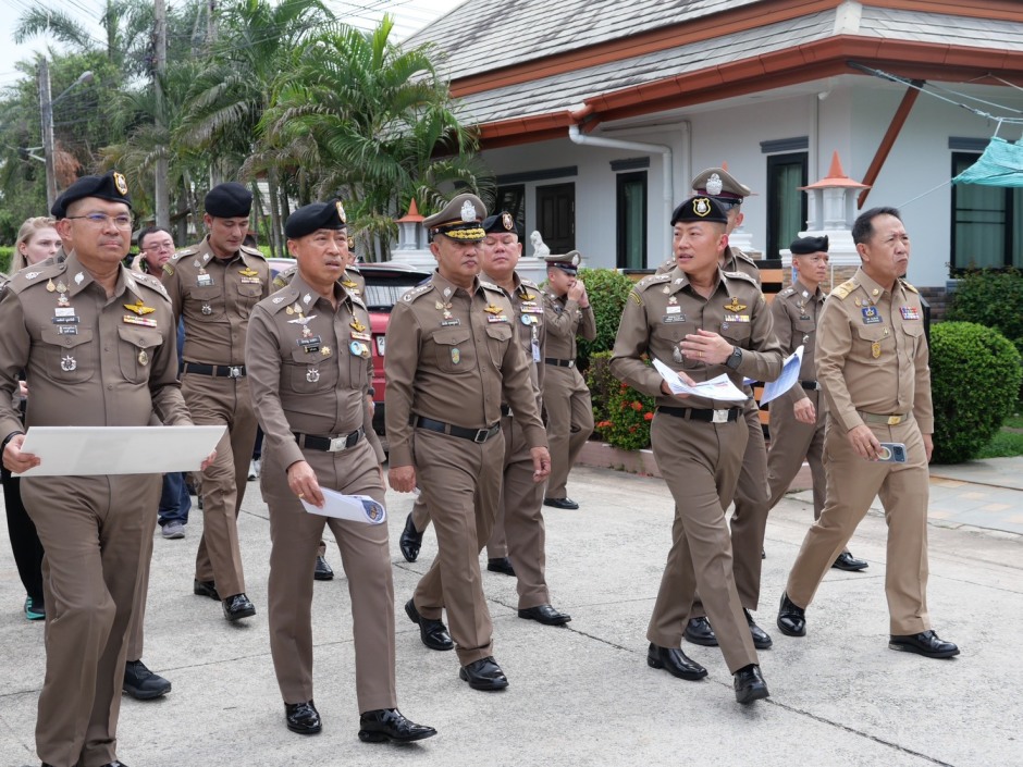 Vertreter von Polizei und Behörden koordinieren den Einsatz vor einer der durchsuchten Wohnanlagen in Chonburi. Bild: TMN.TV
