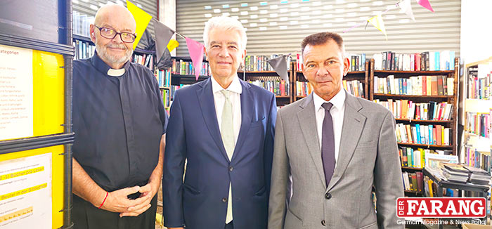 V. l. n. r.: Pastor Peter Hirsekorn, Botschafter Dr. Ernst Reichel und Konsul Rudolf Hofer in der Bücherei des BZ in Naklua. Foto: Jahner