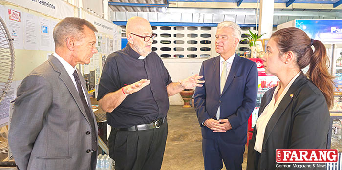 Peter Hirsekorn informierte Botschafter Dr. Reichel und Konsul Hofer über die Statuten des Begegnungszentrums. Foto: Jahner