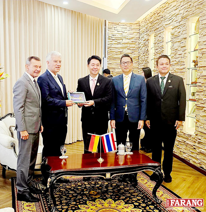 Pattayas Bürgermeister Poramet Ngampichet (3. v. l.) empfängt Botschafter Dr. Ernst  Reichel (2. v. l.) und Konsul Rudolf Hofer (1. v. l.) im Rathaus von Pattaya City. Foto: Hofer