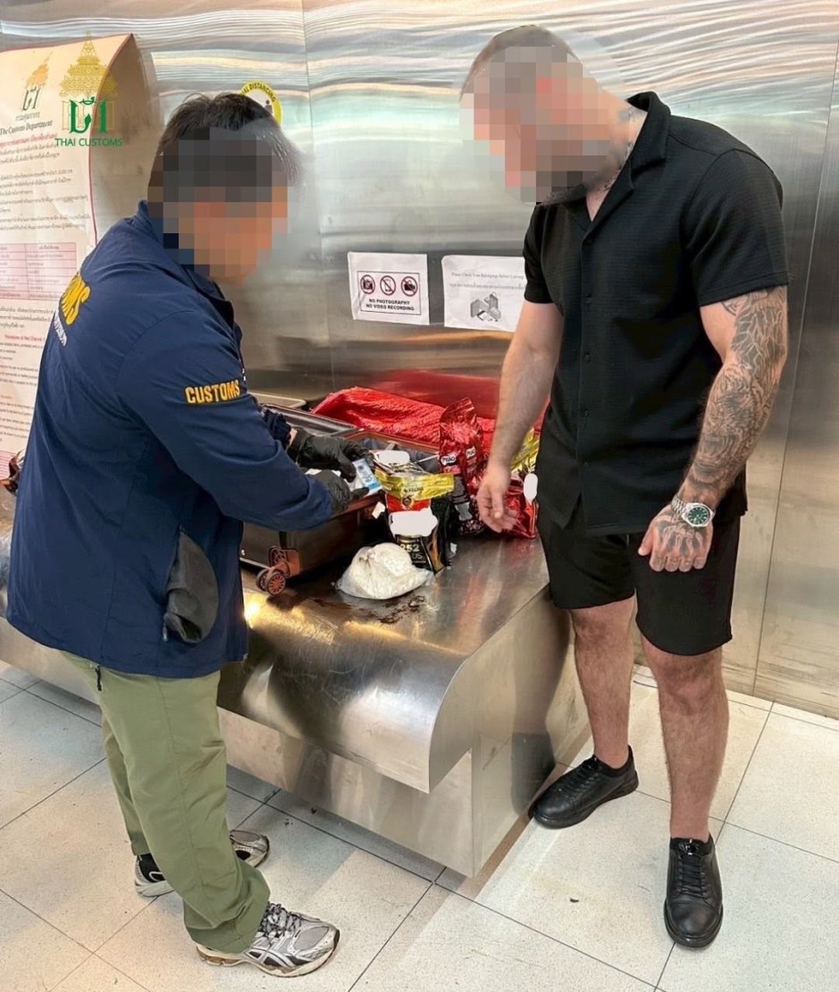 Zollbeamte kontrollieren das Gepäck des aus Brasilien eingereisten türkischen Passagiers, in dem die Drogen entdeckt worden sein sollen. Bild: The Customs Department