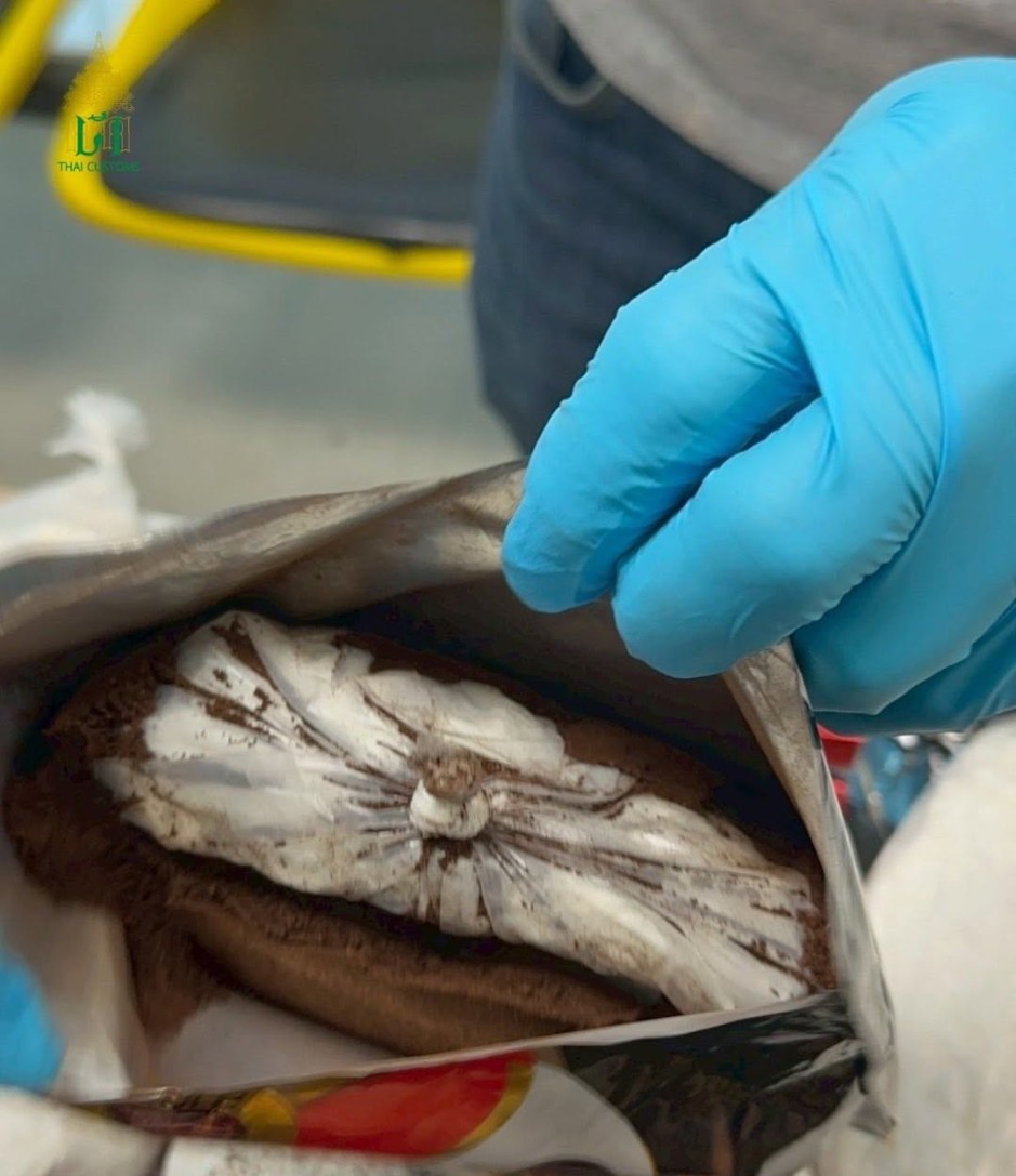 Das Kokain war nach Angaben der Ermittler in Kaffeeverpackungen versteckt und sollte so unbemerkt nach Thailand geschmuggelt werden. Bild: The Customs Department