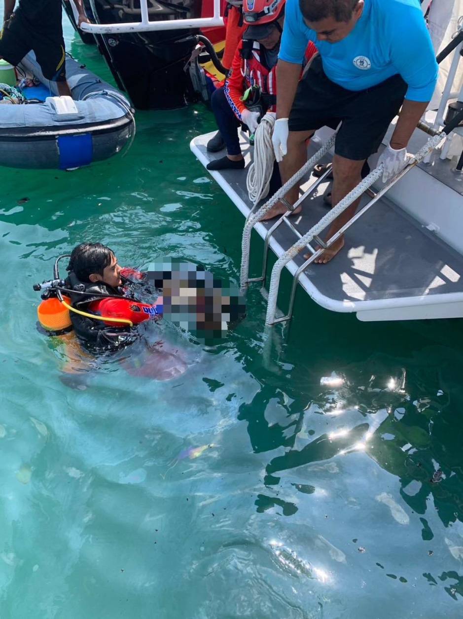 Einsatzkräfte bergen den vermissten Guide nach intensiver Suche aus dem Wasser nahe der Unglücksstelle vor Phuket. Bild: Phuket Info Center
