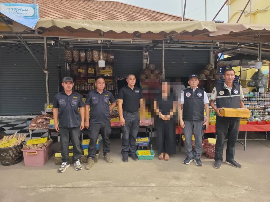 Beamte des Nationalparkamtes und weiterer Behörden nach der Festnahme der Verdächtigen in der Provinz Nakhon Phanom. Bild: Department of National Parks, Wildlife and Plant Conservation (DNP)