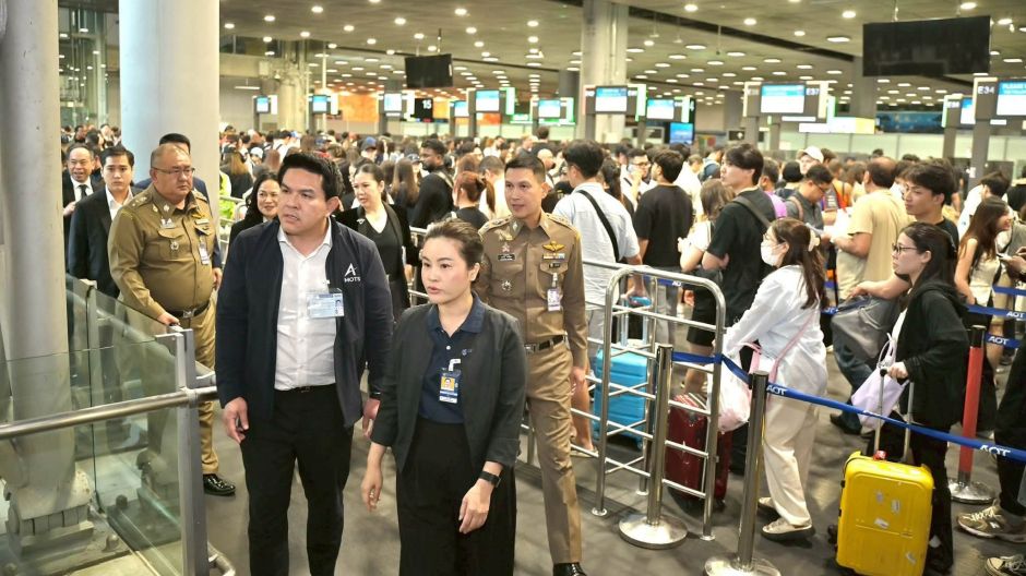 Tourismusminister Surasak Phancharoenworakul informiert sich vor Ort über die Abläufe in den Ankunftsbereichen des Flughafens. Bild: TAT